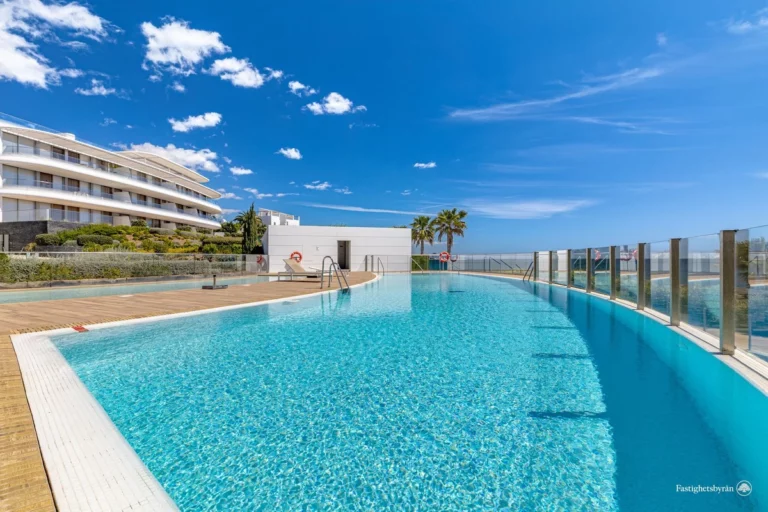 R4974775 | Middle Floor Apartment in Estepona – € 948,000 – 2 beds, 2 baths
