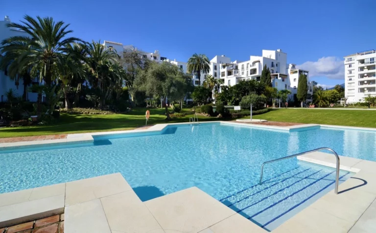 R4709863 | Middle Floor Apartment in Puerto Banús – € 610,000 – 3 beds, 2 baths