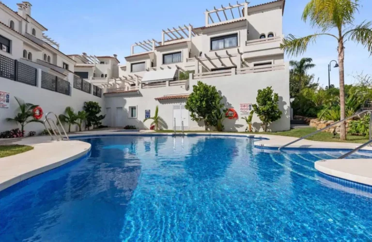 R5161390 | Townhouse in El Paraiso – € 570,000 – 3 beds, 3 baths