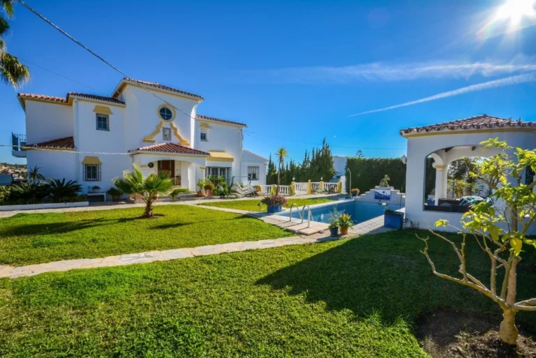 R2833532 | Detached Villa in Estepona – € 2,100,000 – 8 beds, 6.5 baths