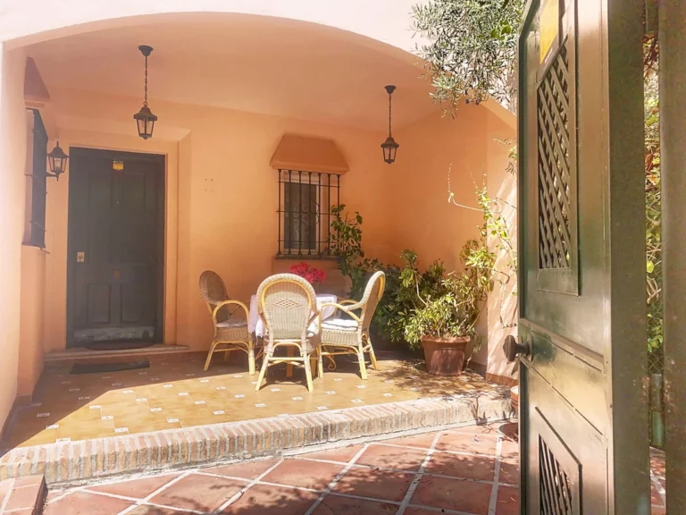 R5179825 | Semi-Detached House in Guadalmina Alta – € 850,000 – 4 beds, 3.5 baths