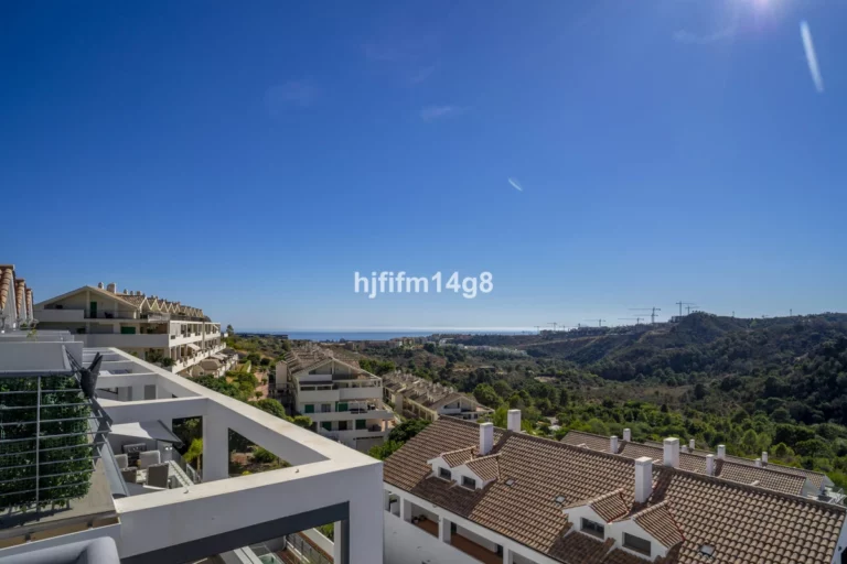 R5186590 | Penthouse Duplex in Estepona – € 395,000 – 2 beds, 2.5 baths