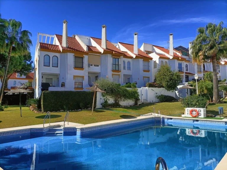 R5169502 | Townhouse in Estepona – € 615,000 – 4 beds, 3 baths