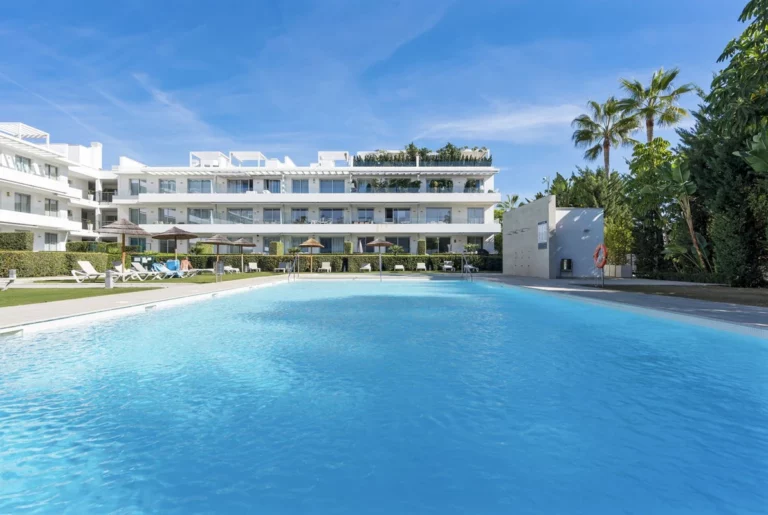 R5137900 | Middle Floor Apartment in Estepona – € 498,000 – 3 beds, 2 baths