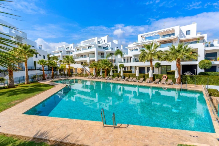 R5208085 | Middle Floor Apartment in Estepona – € 549,000 – 2 beds, 2 baths