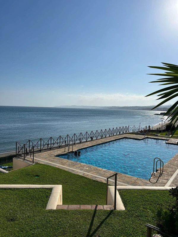 R4870597 | Middle Floor Apartment in Estepona – € 485,000 – 2 beds, 1 baths