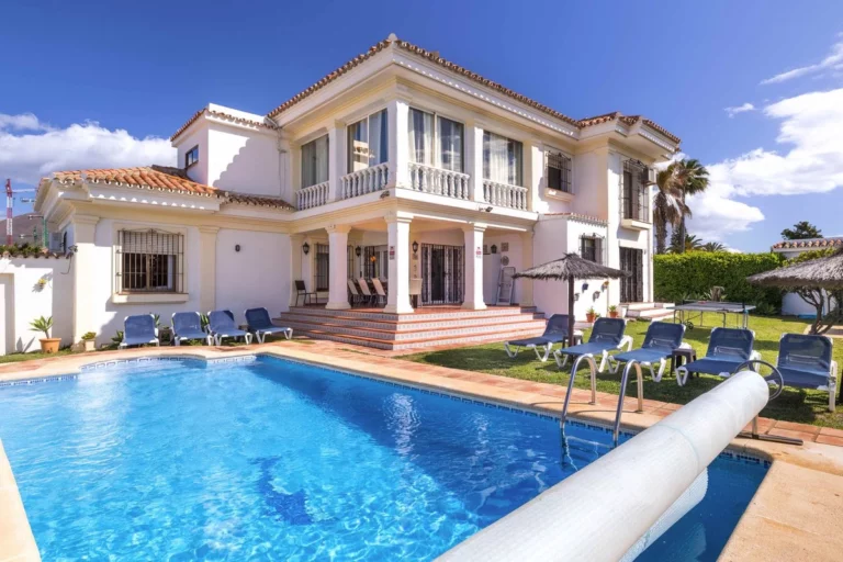 R5017291 | Detached Villa in Estepona – € 995,000 – 5 beds, 3 baths