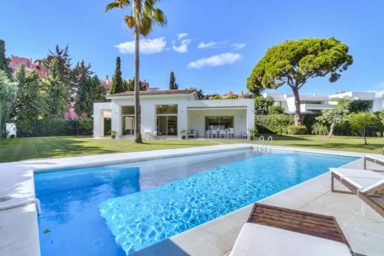R5160247 | Detached Villa in Guadalmina Baja – € 2,400,000 – 3 beds, 3 baths
