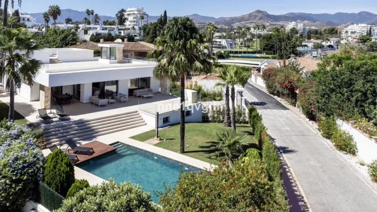 R5032297 | Detached Villa in Guadalmina Alta – € 3,580,000 – 4 beds, 5 baths