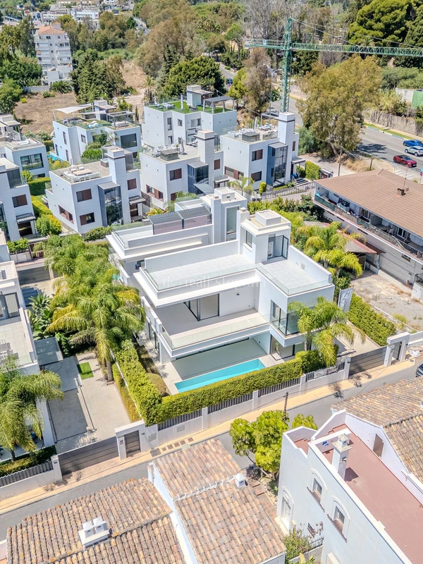 LC011 | Villa in Marbella Golden Mile – € 3,500,000 – 4 beds, 5 baths