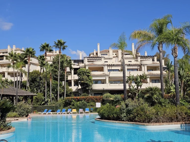 R4936195 | Penthouse Duplex in Benahavís – € 895,000 – 3 beds, 3 baths