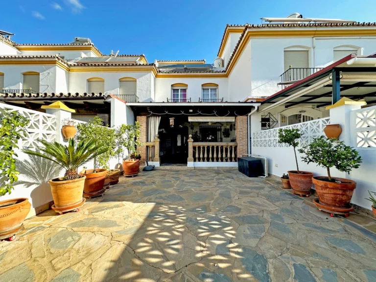 R5193925 | Townhouse in Estepona – € 579,000 – 3 beds, 2.5 baths