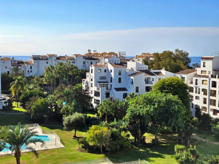 R5192044 | Penthouse Duplex in Puerto Banús – € 950,000 – 2 beds, 2 baths