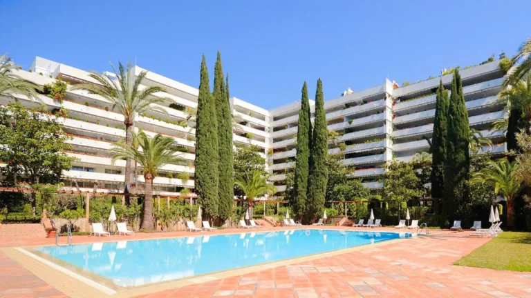 R4728676 | Middle Floor Apartment in Marbella – € 1,890,000 – 3 beds, 3 baths