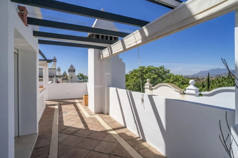 R5182582 | Penthouse Duplex in Marbella – € 1,240,000 – 2 beds, 3 baths