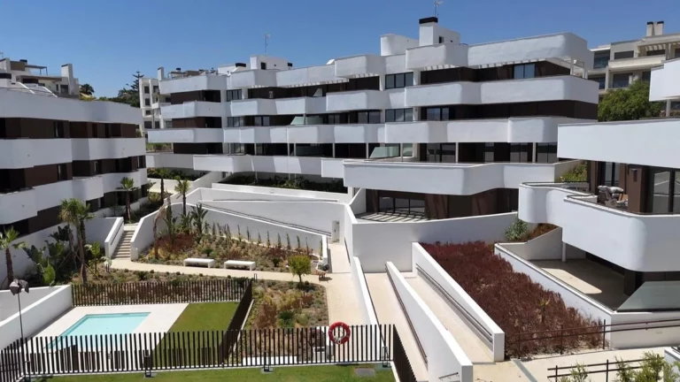 R5112466 | Middle Floor Apartment in Estepona – € 595,000 – 2 beds, 2 baths