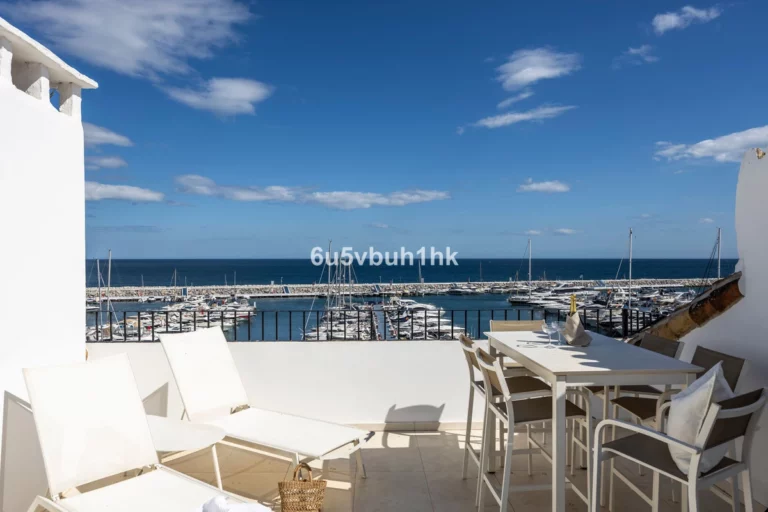 R5041645 | Penthouse Duplex in Puerto Banús – € 870,000 – 2 beds, 2 baths