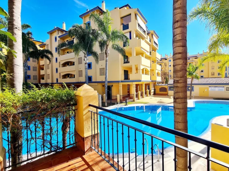 R5234473 | Middle Floor Apartment in San Pedro de Alcántara – € 595,000 – 3 beds, 3.5 baths