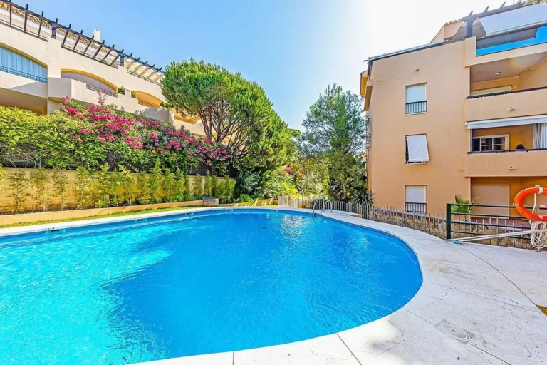 R5216416 | Middle Floor Apartment in Elviria – € 420,000 – 2 beds, 2 baths