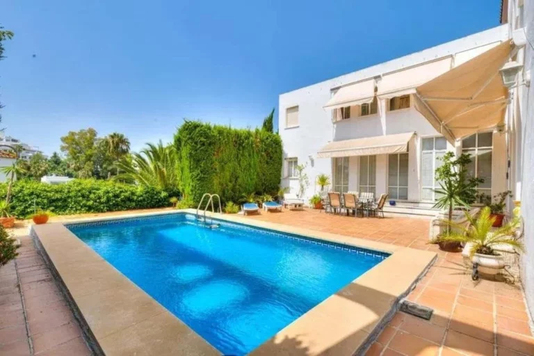 R5079046 | Detached Villa in Nueva Andalucía – € 1,800,000 – 5 beds, 5 baths