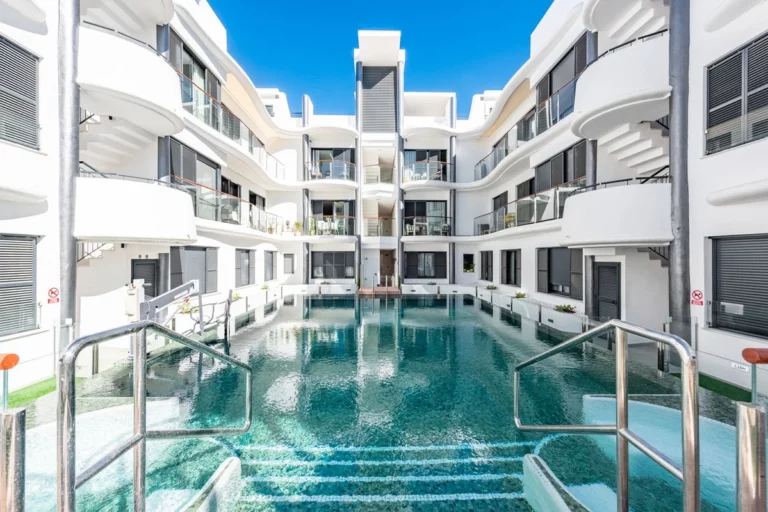 R5186287 | Middle Floor Apartment in Estepona – € 759,000 – 3 beds, 3 baths