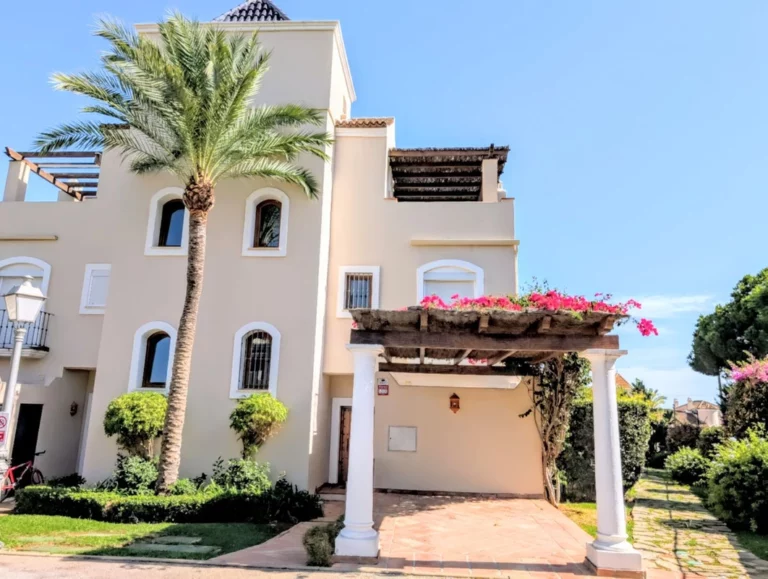 R5171575 | Semi-Detached House in El Paraiso – € 945,000 – 4 beds, 3.5 baths
