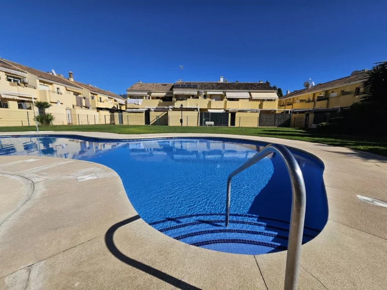 R4873570 | Townhouse in Estepona – € 355,000 – 3 beds, 2 baths