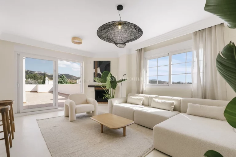 145433 | Duplex Penthouse in Marbella East – € 830,000 – 3 beds, 2 baths