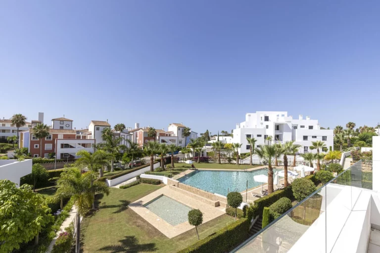 R5121592 | Top Floor Apartment in El Paraiso – € 639,000 – 2 beds, 2 baths