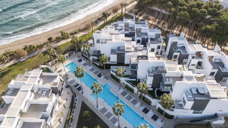 R4143337 | Townhouse in Estepona – € 3,650,000 – 3 beds, 4 baths