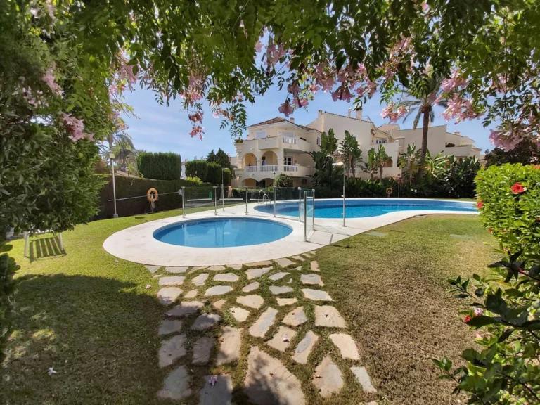 R5222002 | Middle Floor Apartment in El Paraiso – € 299,950 – 2 beds, 2 baths