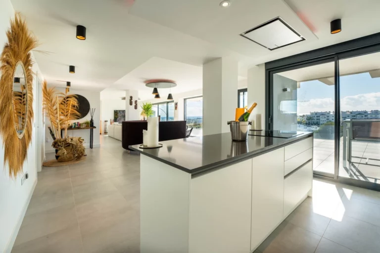 R4976992 | Middle Floor Apartment in Estepona – € 799,000 – 3 beds, 3 baths