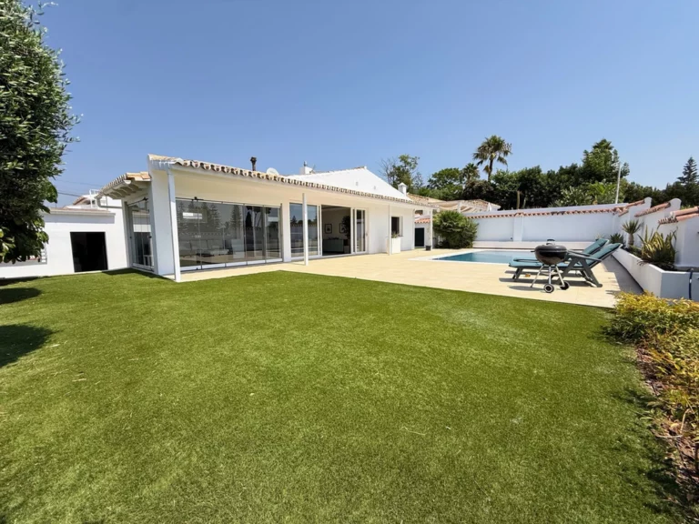 R5235898 | Detached Villa in San Pedro de Alcántara – € 1,350,000 – 3 beds, 3 baths