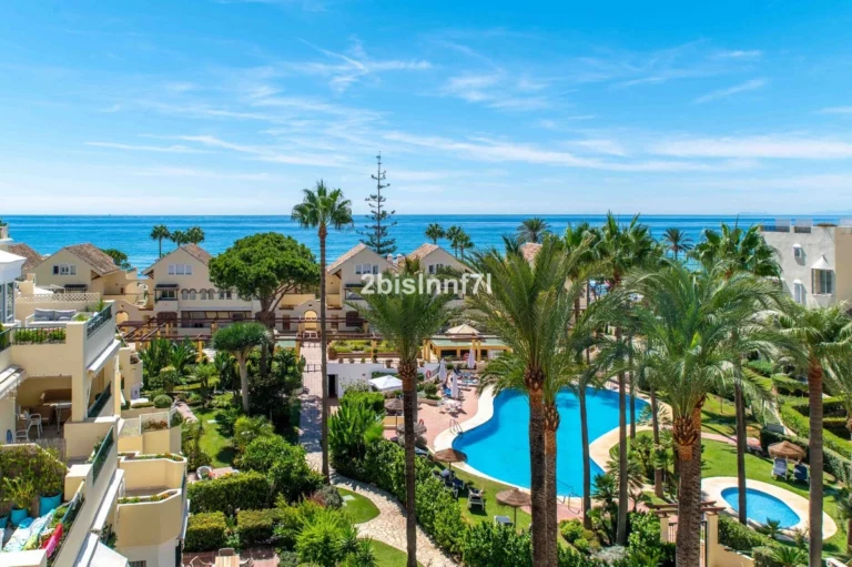 R4791832 | Penthouse Duplex in Elviria – € 1,195,000 – 3 beds, 2.5 baths