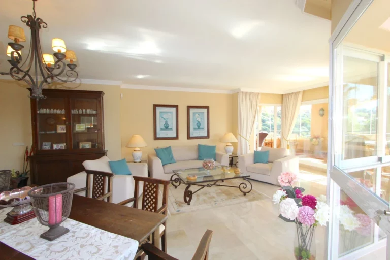 R4988284 | Middle Floor Apartment in Elviria – € 535,000 – 3 beds, 2 baths