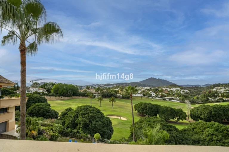 R5221558 | Penthouse Duplex in Nueva Andalucía – € 895,000 – 2 beds, 2.5 baths