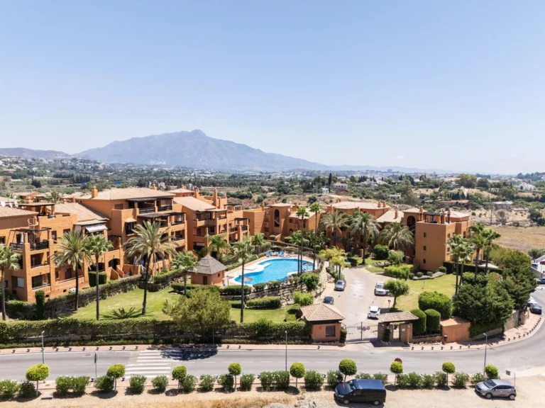 R5104996 | Middle Floor Apartment in Benahavís – € 420,000 – 2 beds, 2 baths