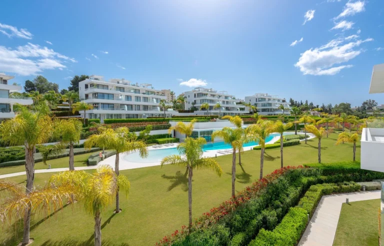 R5139946 | Middle Floor Apartment in Estepona – € 825,000 – 2 beds, 2 baths