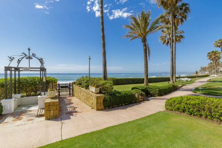 R4991485 | Penthouse Duplex in Estepona – € 1,600,000 – 3 beds, 3 baths