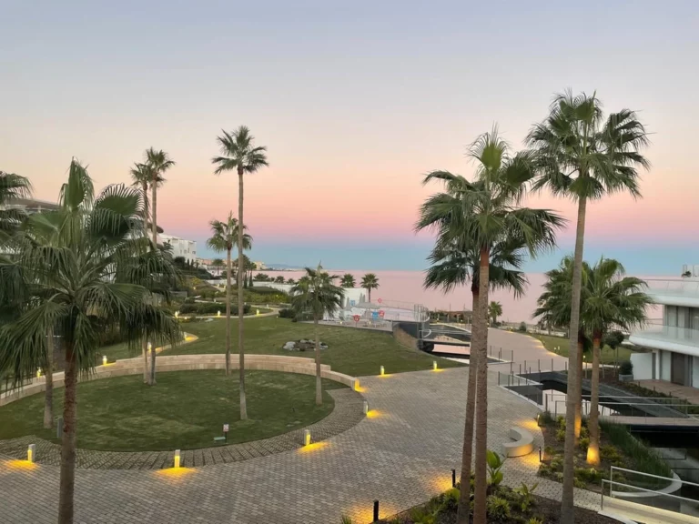 R5206294 | Middle Floor Apartment in Estepona – € 1,700,000 – 4 beds, 3 baths