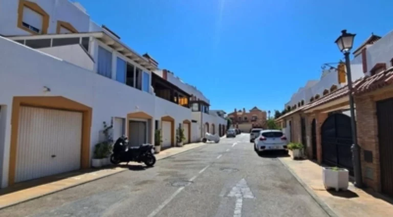 R5156104 | Detached Villa in Marbella – € 500,000 – 3 beds, 1 baths