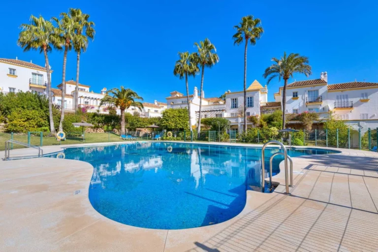 R4956259 | Townhouse in Estepona – € 560,000 – 4 beds, 5 baths
