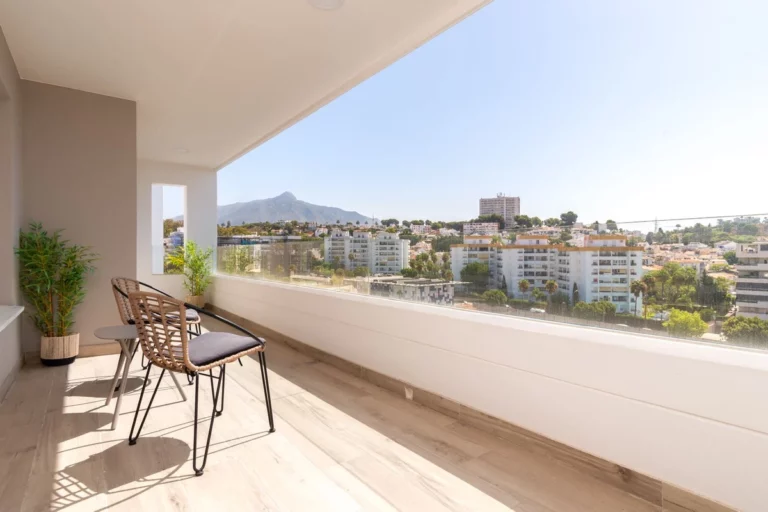 R5115592 | Top Floor Apartment in Nueva Andalucía – € 650,000 – 4 beds, 2 baths