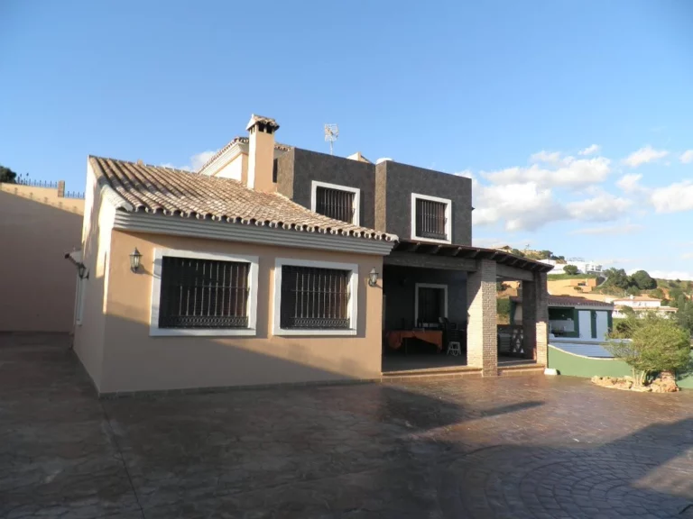 R4039246 | Detached Villa in Estepona – € 995,000 – 6 beds, 3 baths
