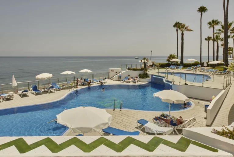 R5167750 | Middle Floor Apartment in Estepona – € 590,000 – 2 beds, 2.5 baths