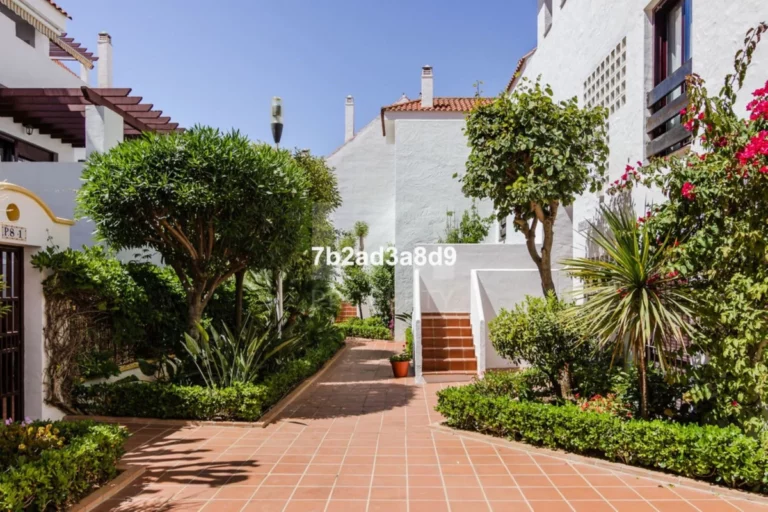 R5247775 | Middle Floor Apartment in Nueva Andalucía – € 575,000 – 3 beds, 2 baths