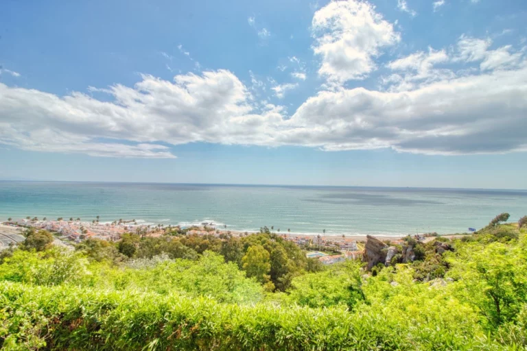 R5018392 | Middle Floor Apartment in Manilva – € 500,000 – 3 beds, 2 baths