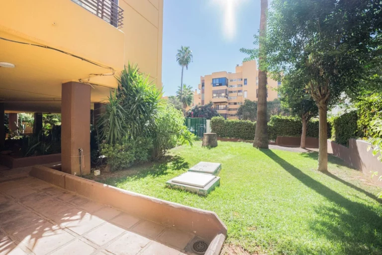 R5237326 | Middle Floor Apartment in Marbella – € 392,000 – 3 beds, 1 baths