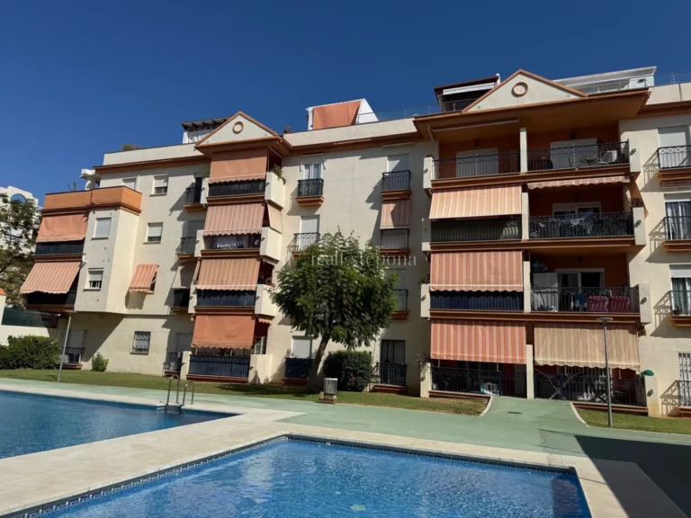 318-02153OL | Penthouse in Estepona – € 790,000 – 4 beds, 3 baths