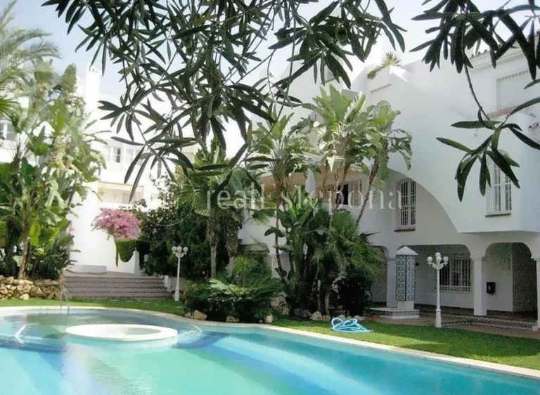 527-01882P | Apartment in Marbella Golden Mile – € 740,000 – 5 beds, 3 baths